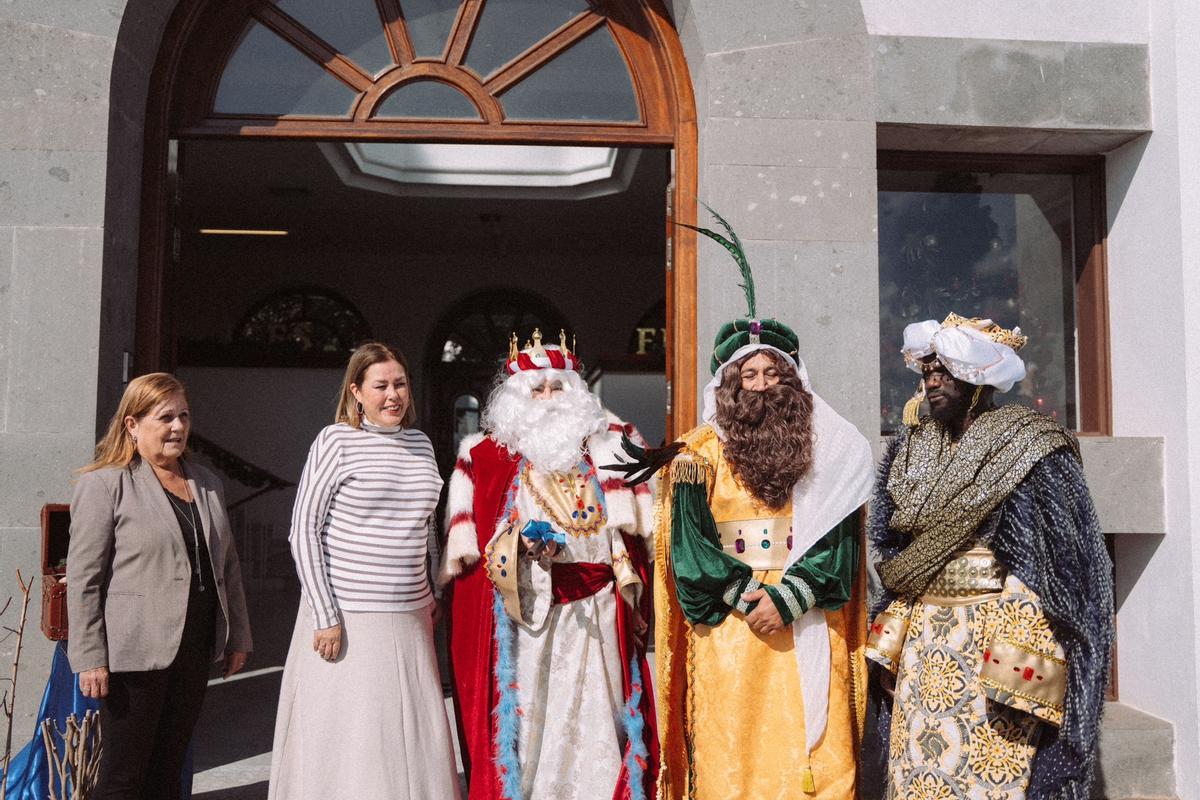 Ángela Hernánez y Astrid Pérez junto a los Reyes Magos de Oriente en el Ayuntamiento de Arrecife.