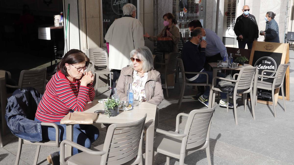 Clientes en una terraza de Vigo. // Pablo Hernández