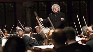 Simon Rattle, dirigiendo la Filarmónica de Berlín en el Palau. 