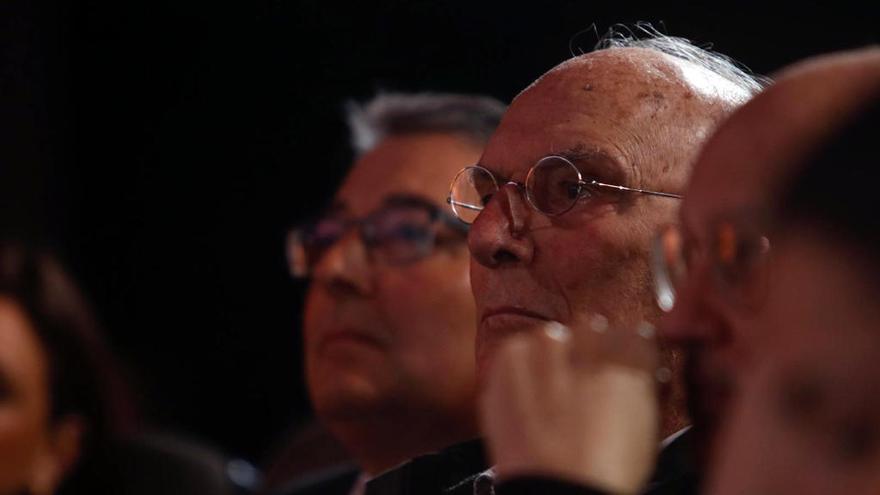 Carlos Saura, junto a Francisco Salado, durante el acto de la Diputación en Madrid.