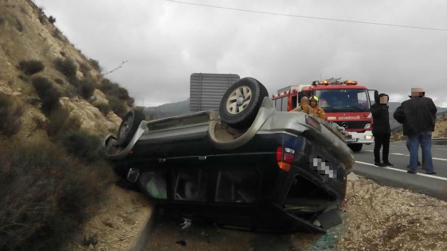 Dos heridos leves al volcar un coche en La Carrasqueta