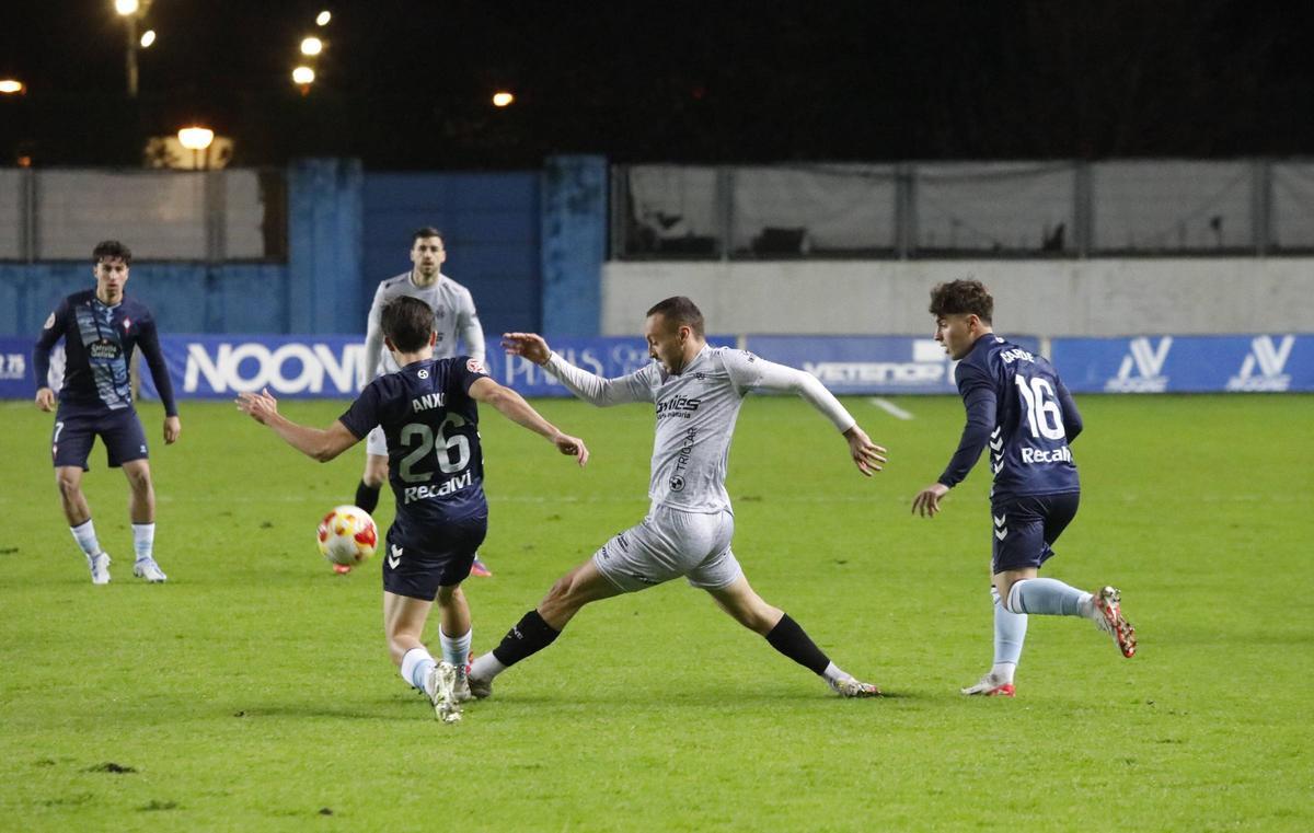 Una jugada del Avilés-Celta de la primera vuelta