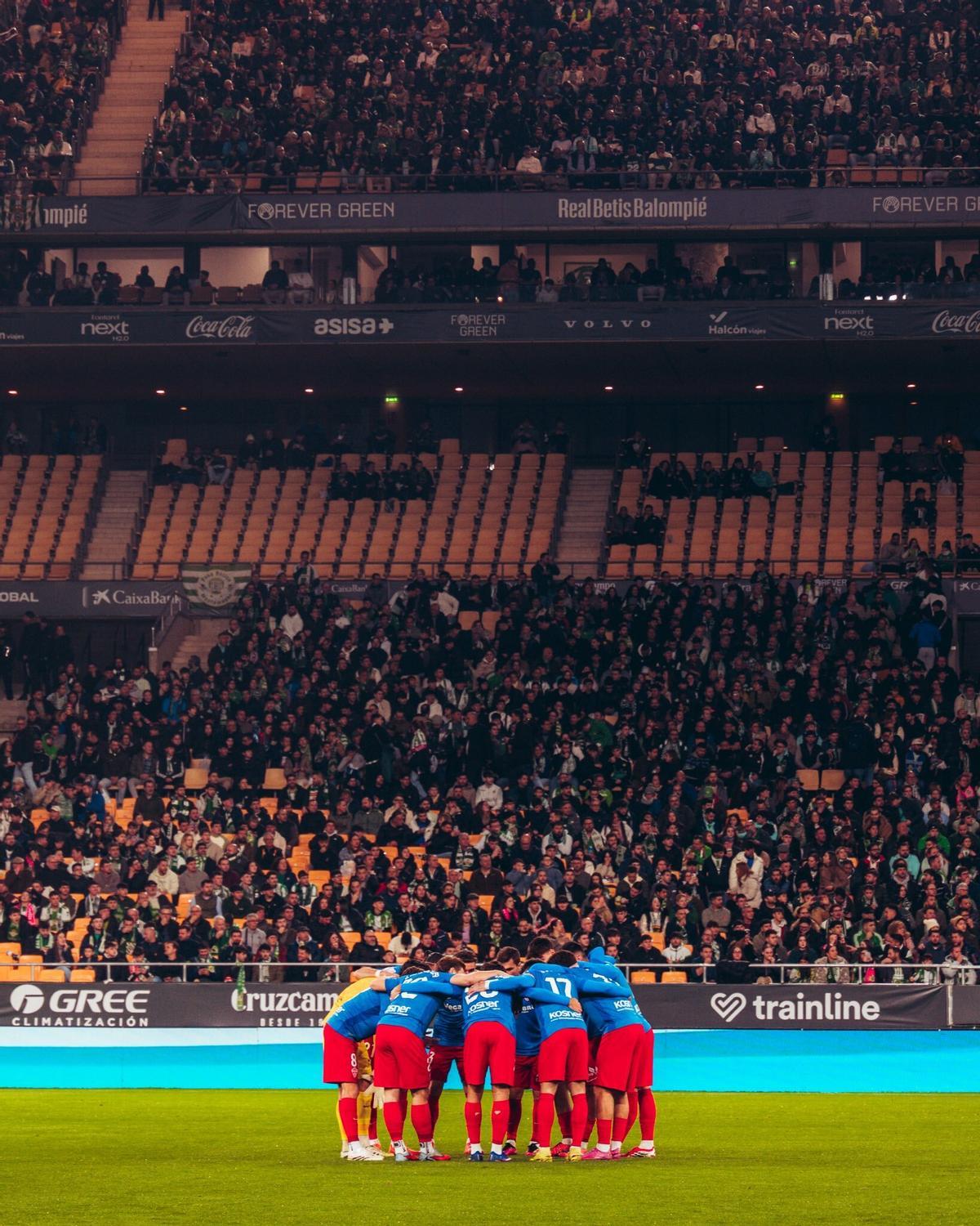 Los jugadores del Elche se reúnen antes de arrancar el partido ante el Betis.