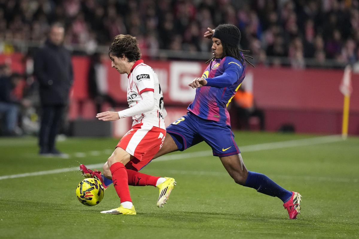 Jules Koundé le roba el balón a Bryan Gil.