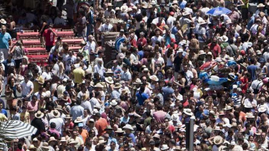 Las mascletàs atraen a una multitud de visitantes a la ciudad durante los días de Hogueras.