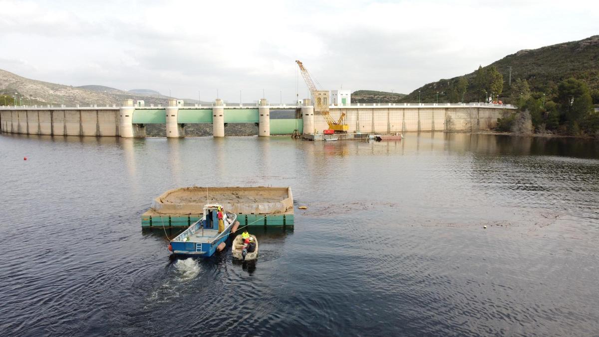 Obras de reparación en la presa de Forata.