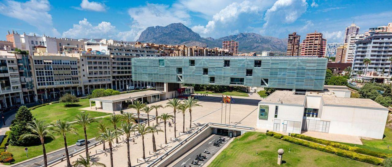 Edificio principal del Ayuntamiento de Benidorm, en una imagen aérea.