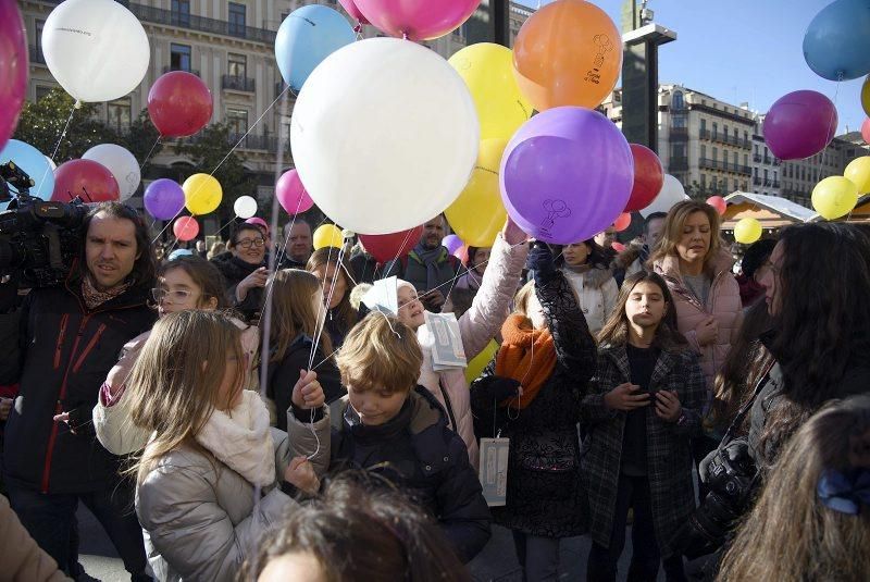 Suelta de globos literarios en la plaza del Pilar