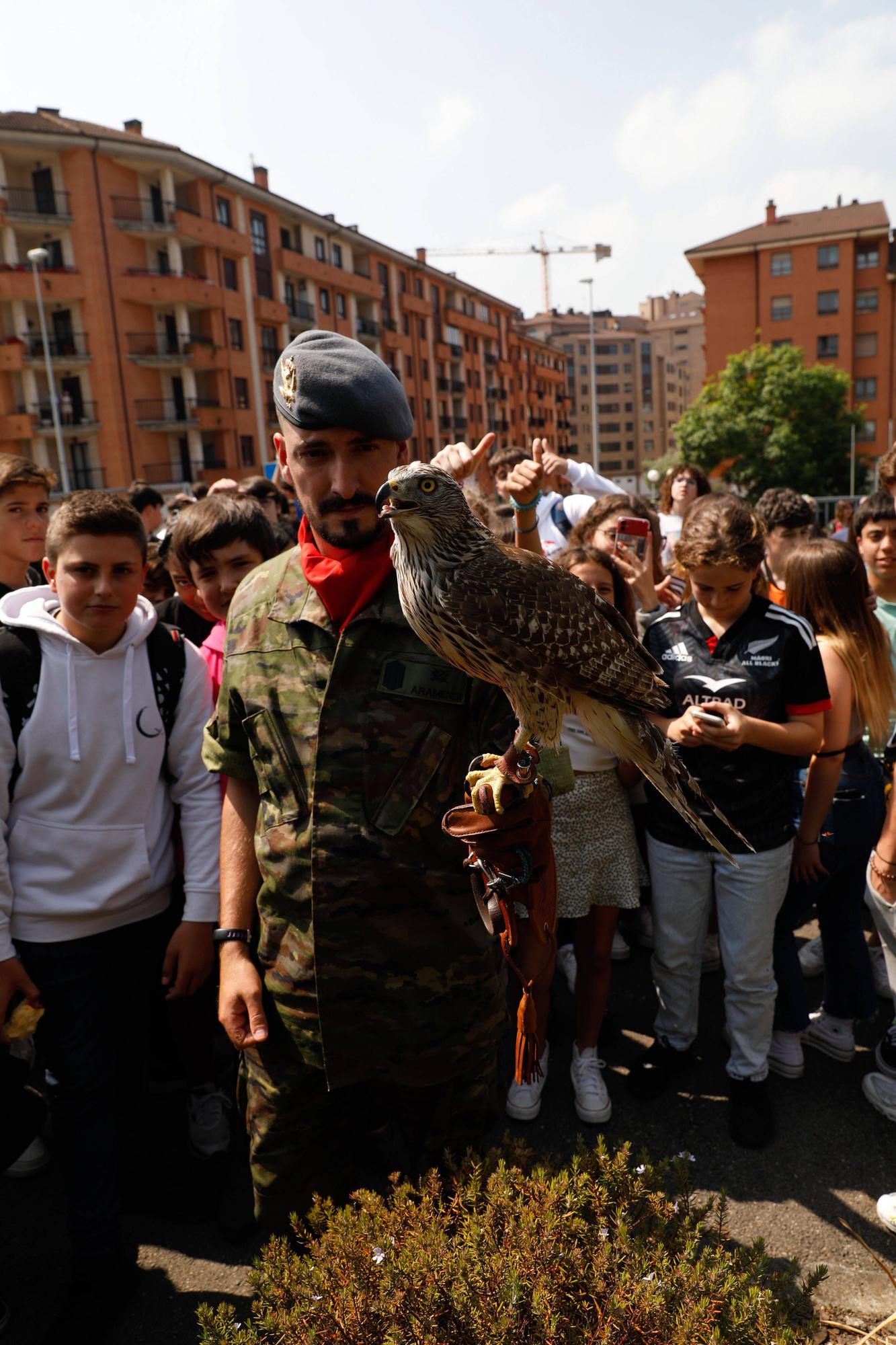 EN IMAGENES: Así fue el izado de bandera en el IES Número 5 de Avilés