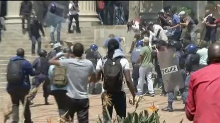 Enfrentamientos entre estudiantes y policías en Sudáfrica