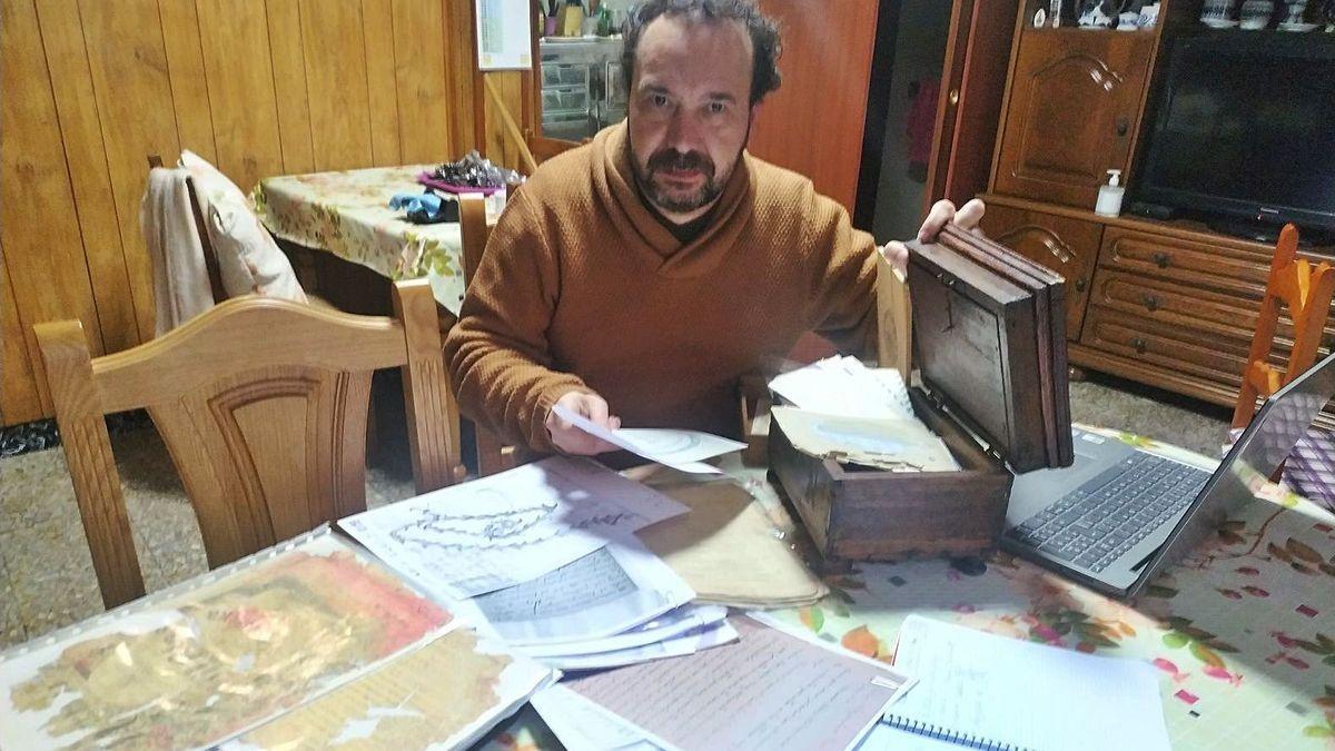 Rafael Mouzo, con parte de los documentos recibidos.