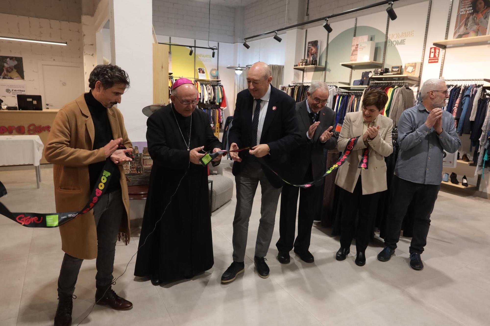Las imágenes de la apertura de la tienda Koopera de Cáritas y Tots Units en Vila-real