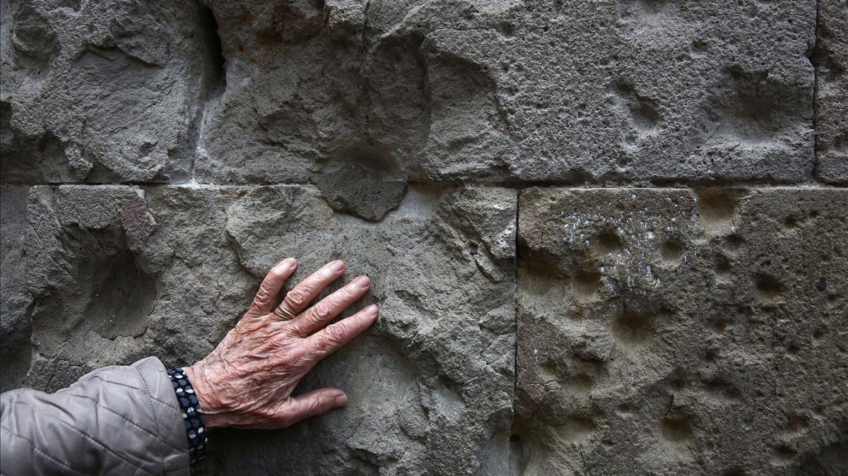 Roser Ponsati, a la plaça de Sant Felip Neri, recorda els bombardeig de Barcelona el 1938