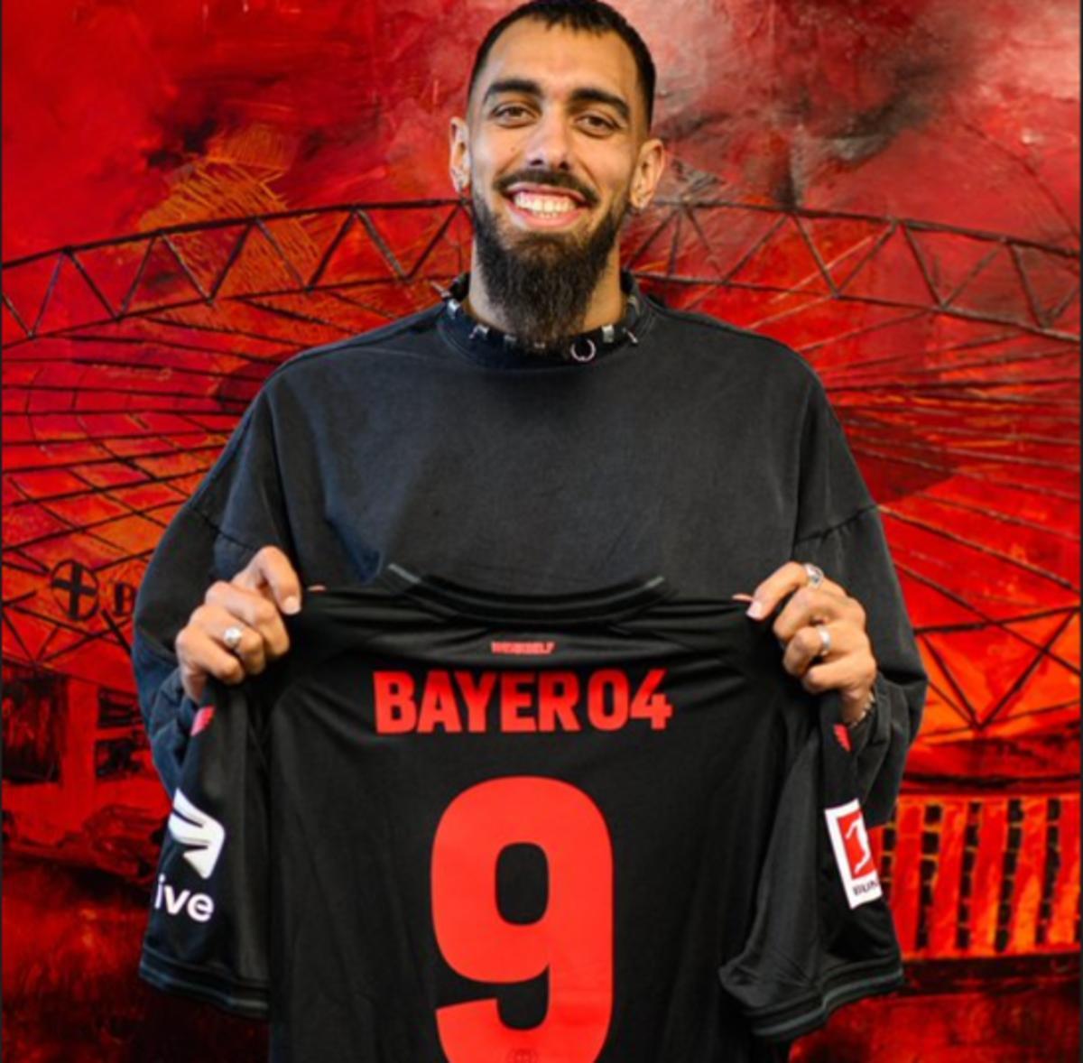 Borja Iglesias ya posa con los coloes del Bayer