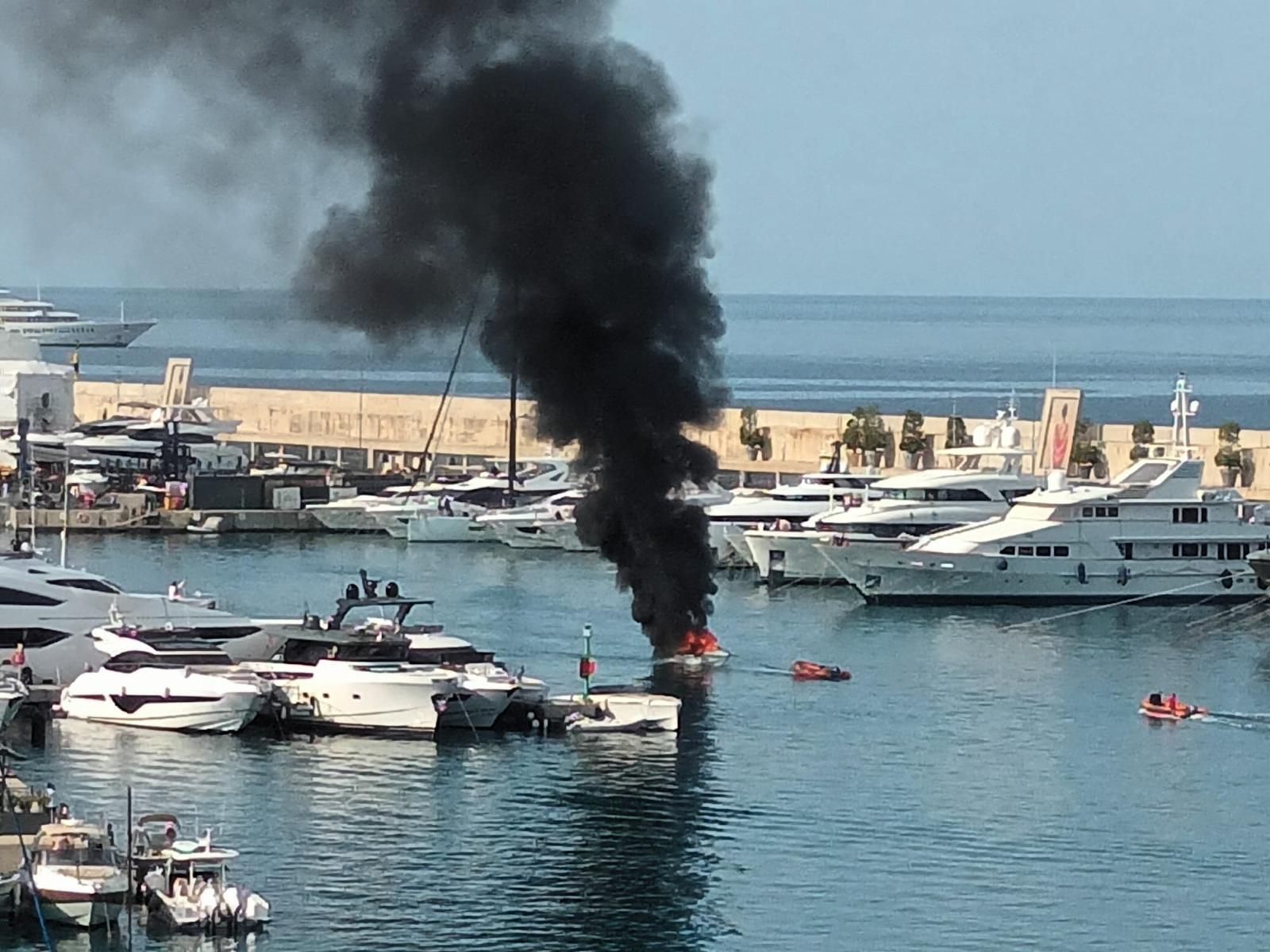 Un incendio destruye una barca en Port Adriano
