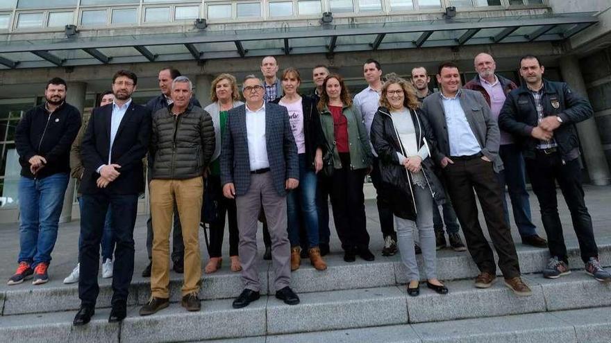 Aníbal Vázquez, escoltado por los alcaldes de las comarcas mineras y los portavoces de los grupos municipales, ayer, a las puertas del campus de Mieres.