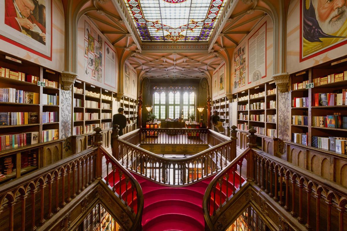 El interior de la Livraria Lello, con su icónica escalinata y su vidriera de colores.