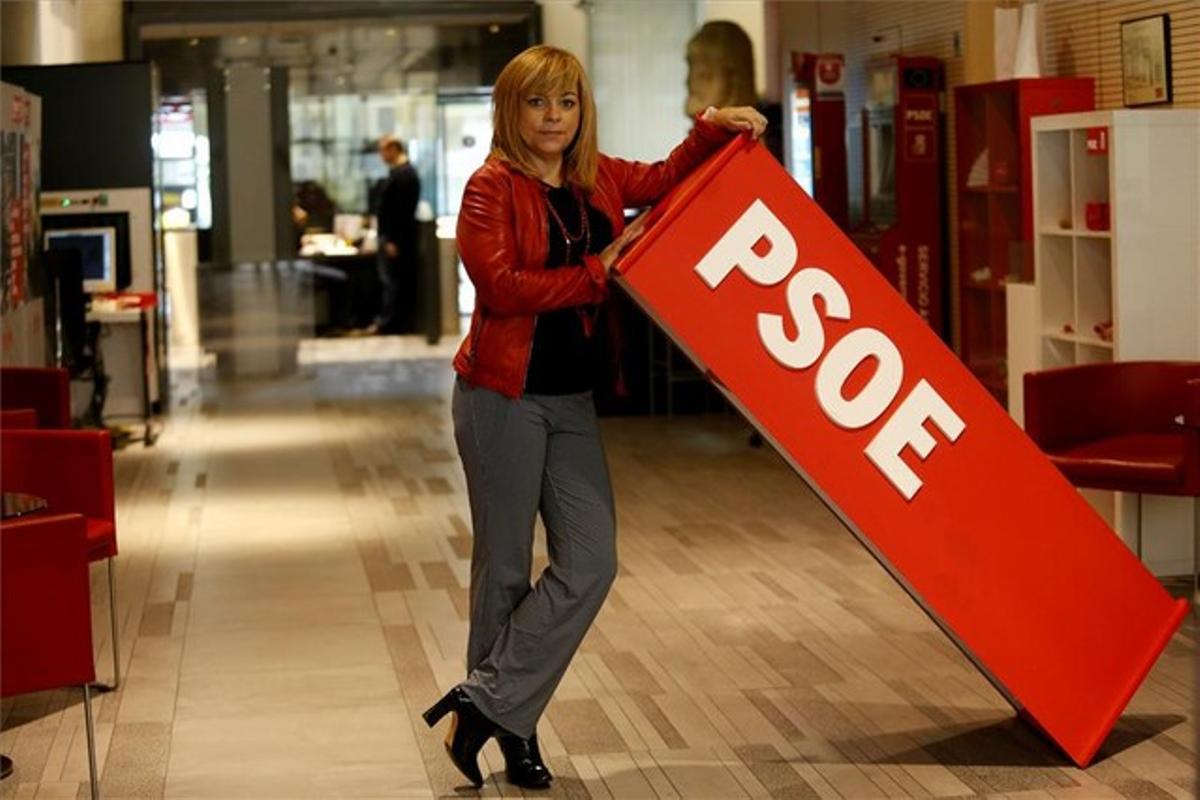 La vicesecretària general del PSOE, Elena Valenciano, posa ahir a la seu del partit. 