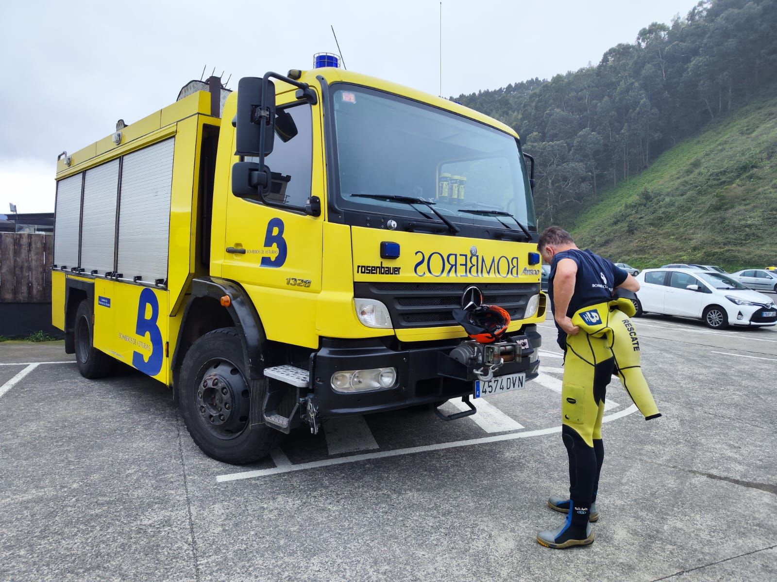 EN IMÁGENES: Dos fallecidos tras caer al mar por el oleaje en San Esteban y Cudillero