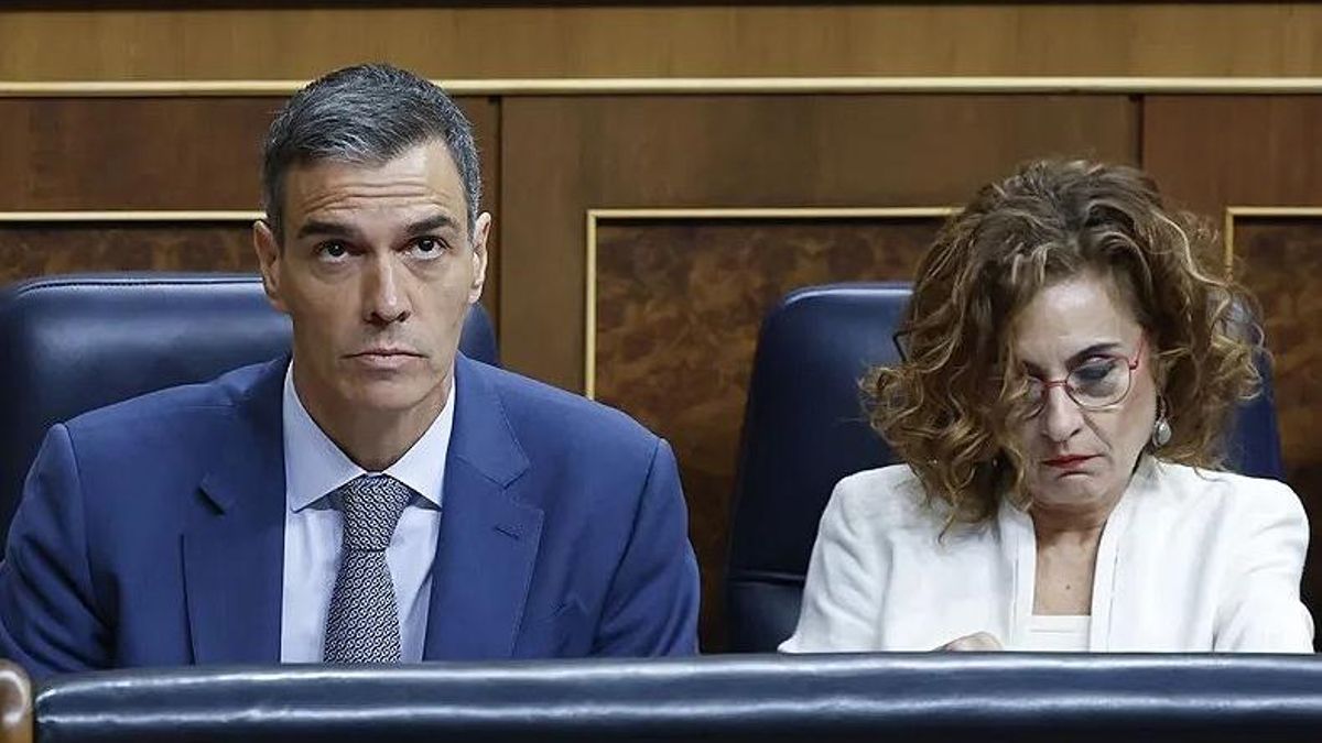 El presidente del Gobierno, Pedro Sánchez y la vicepresidenta primera, María Jesús Montero.