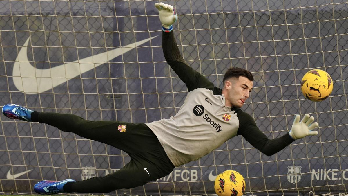 Iñaki Peña detiene un balón durante el entrenamiento en Sant Joan Despí.