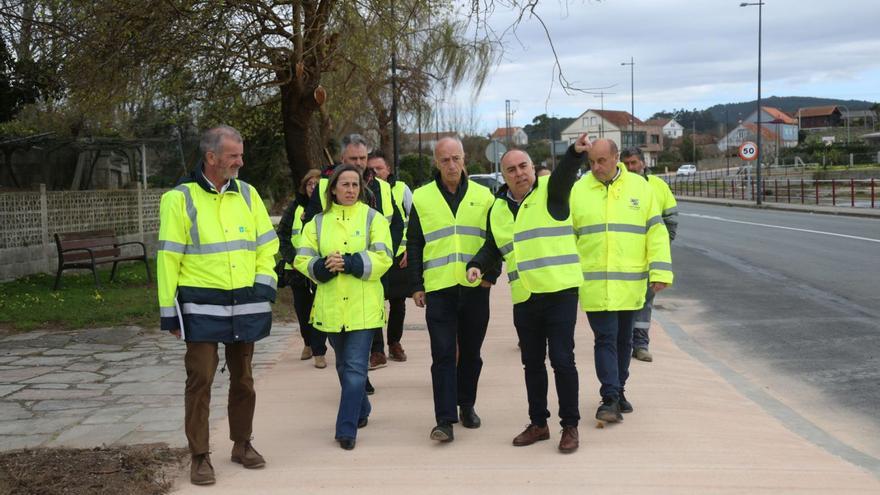 Ethel Vázquez visitó ayer las obras de sendas peatonales en Vilanova.