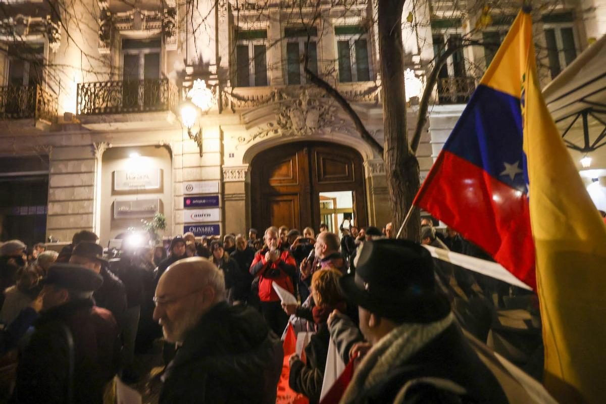 Así ha sido la concentración en el consulado de USA en València tras la captura de Nicolás Maduro