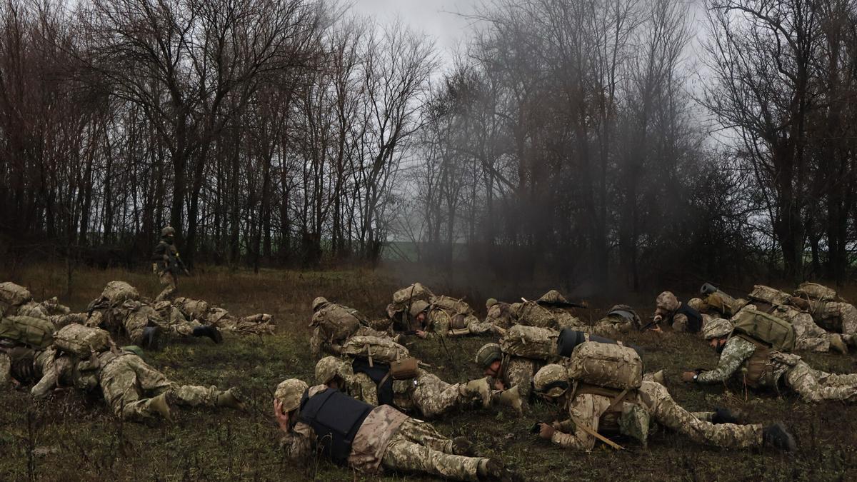 Reclutas asisten a ejercicios en un campo de entrenamiento en Ucrania.
