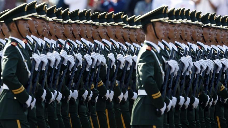 Militares chinos en un desfile en Pekín 2009.
