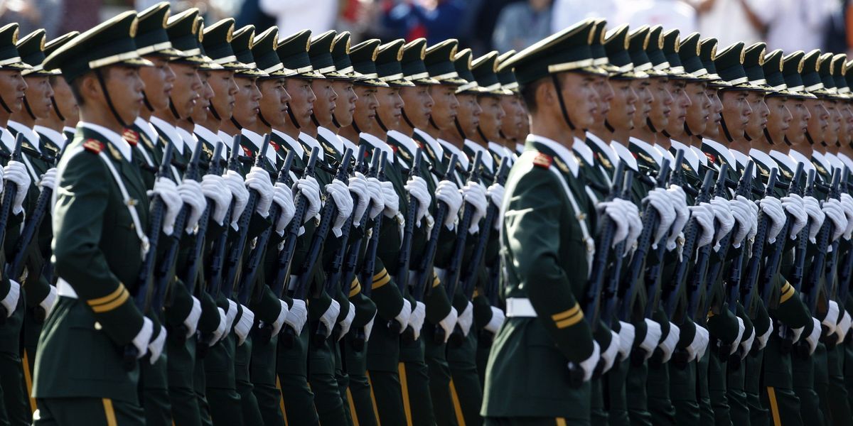 Militares chinos en un desfile en Pekín 2009.