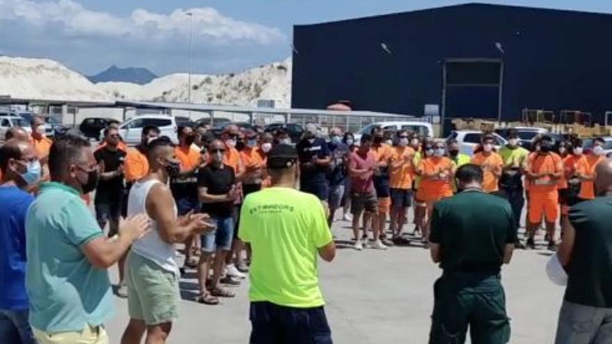 Emotivo agradecimiento de los estibadores de Castelló a la Guardia Civil tras encontrar el cuerpo de David
