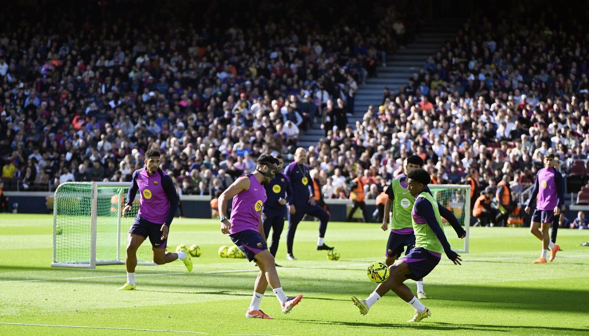 Barcelona. 07.11.2025.  Deportes.  Entrenamiento de los jugadores del Barça en el Spotify Camp Nou en el primer test con asistencia de público en el estadio. Fotografía de Jordi Cotrina