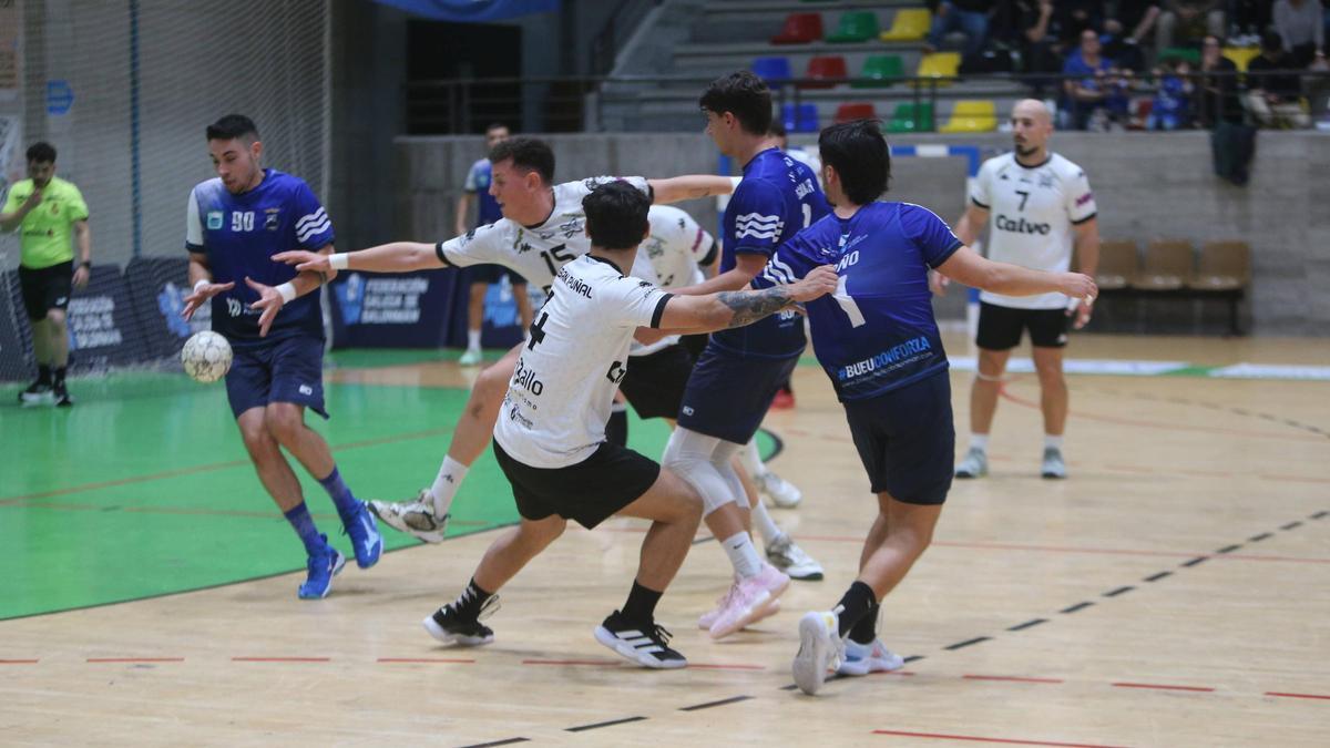 Asier Cerqueira en una acción del partido entre Bueu Atlético y Xiria.