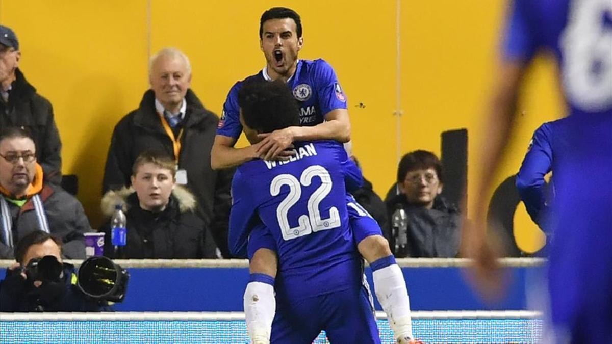 Pedro abrió el triunfo del Chelsea a centro de Willian