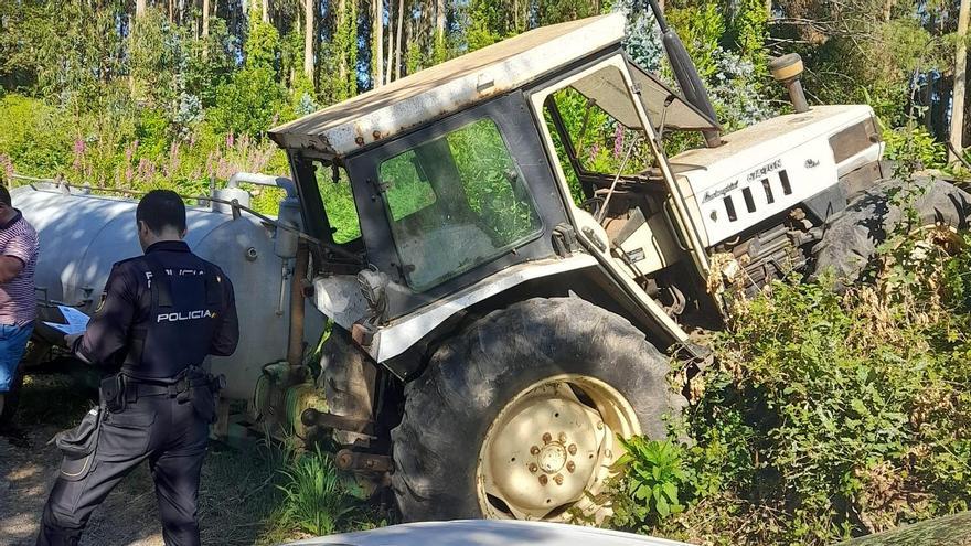Herido un hombre en Ribeira que saltó de su tractor en marcha al quedarse sin frenos