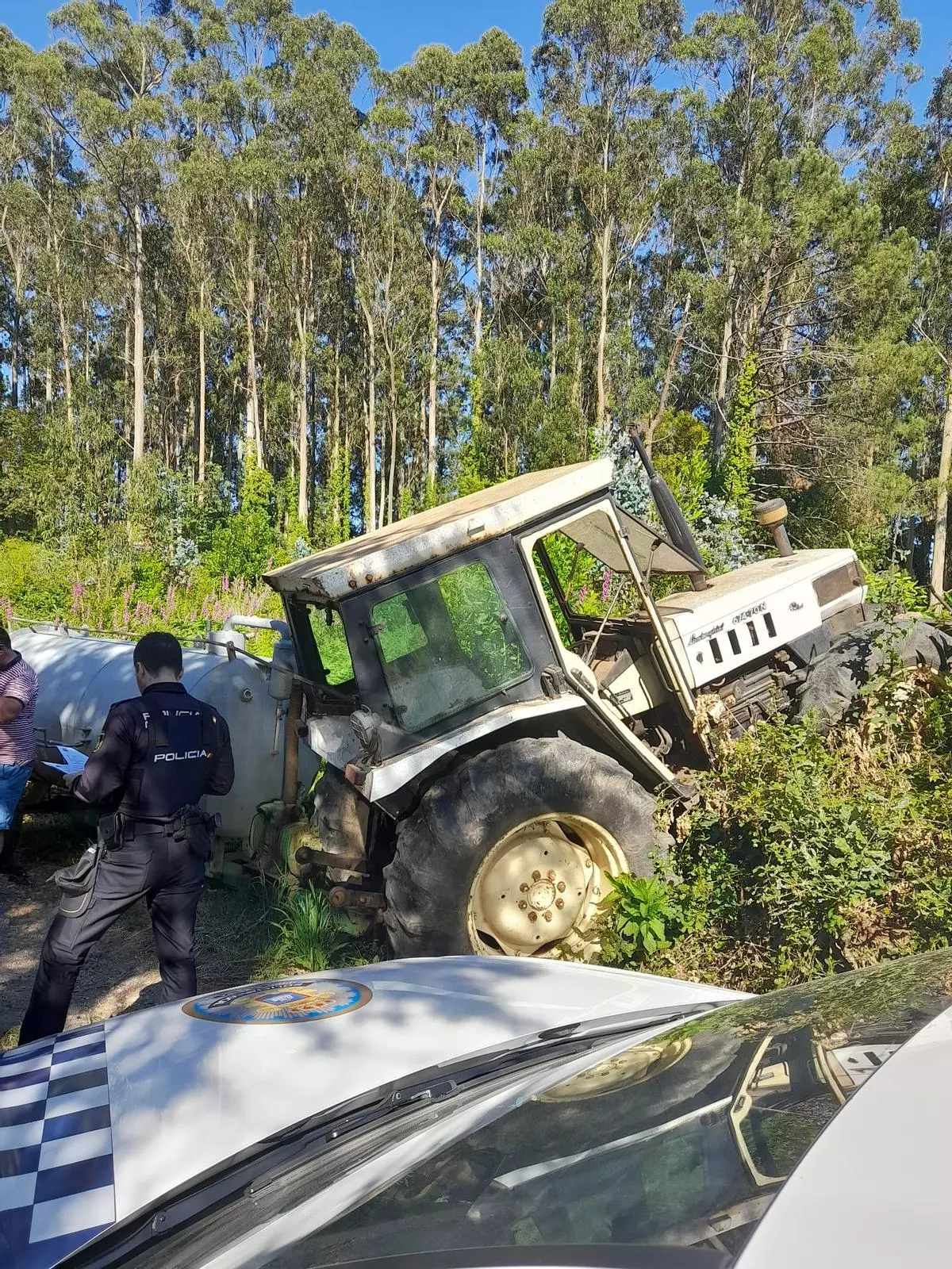 Herido un hombre en Ribeira que saltó de su tractor en marcha al quedarse sin frenos