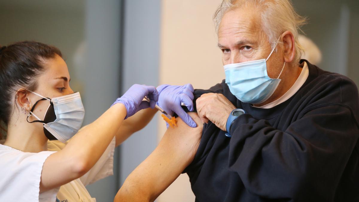 Un hombre se vacuna de la tercera dosis contra el COVID-19.