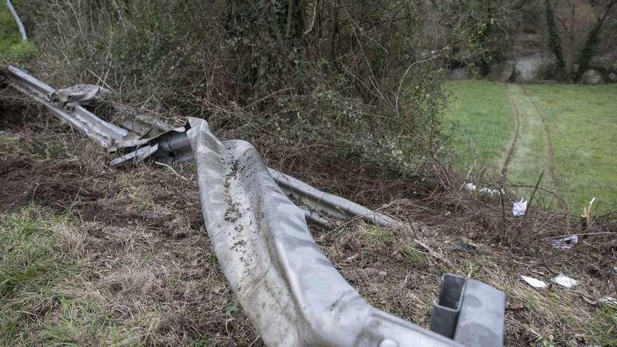 El quitamiedos destrozado por el vehículo con las rodadas hasta el río, a la derecha.