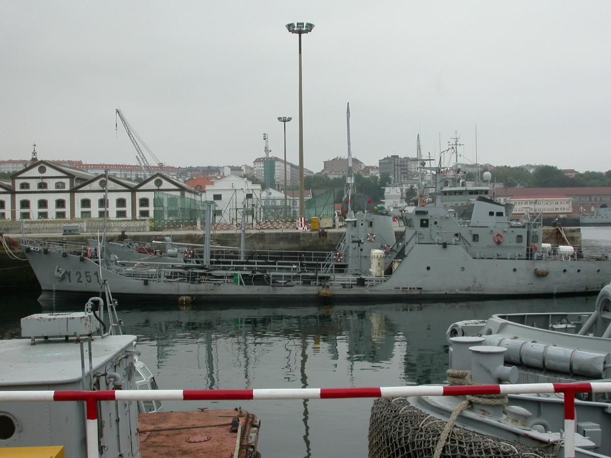 La petrolera autropropulsada «Y-251» fondeada en Ferrol.