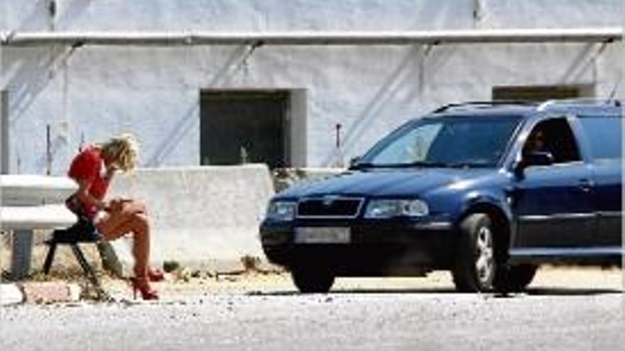Una prostituta treballant a la carretera.