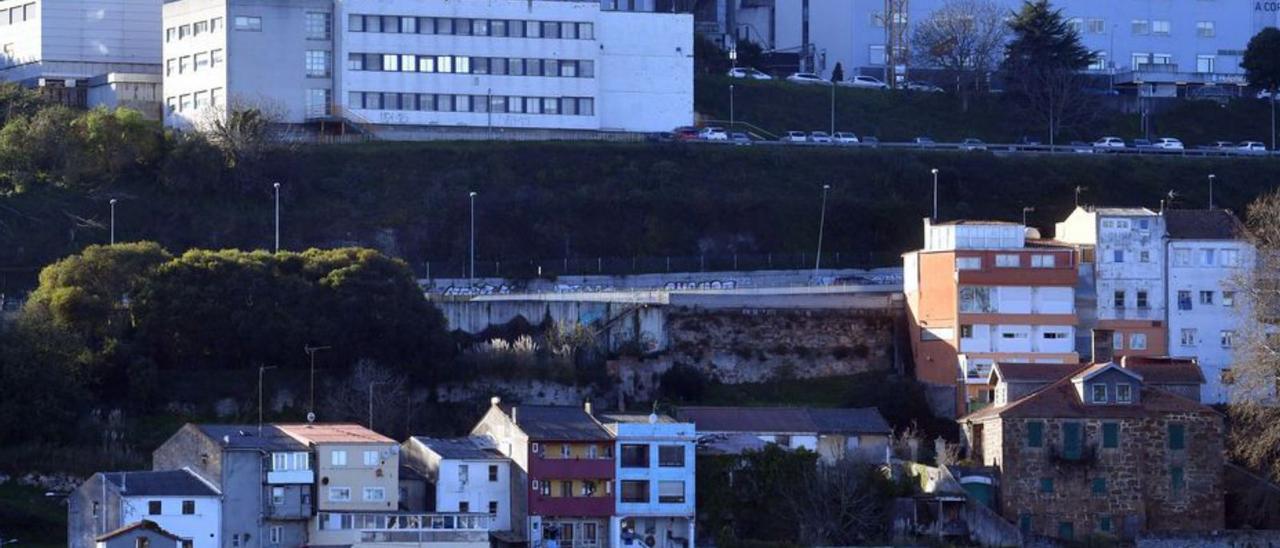 Núcleo de As Xubias, con el Hospital Universitario al fondo.