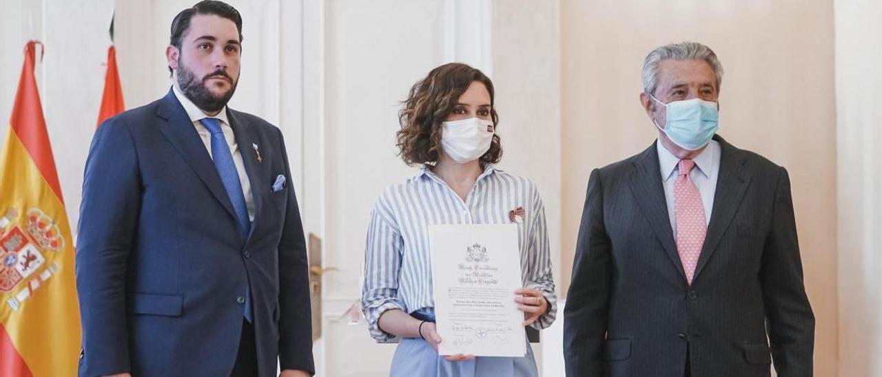 Alfredo Leonard, Isabel Díaz Ayuso y Francisco de Borbón, en Madrid, durante el acto.