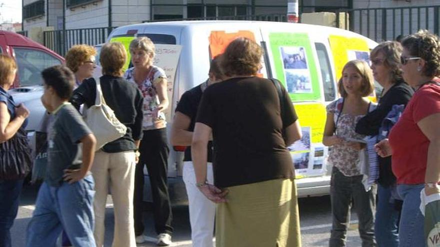 Algunos vecinos afectados, recogiendo firmas ayer en las proximidades de un colegio