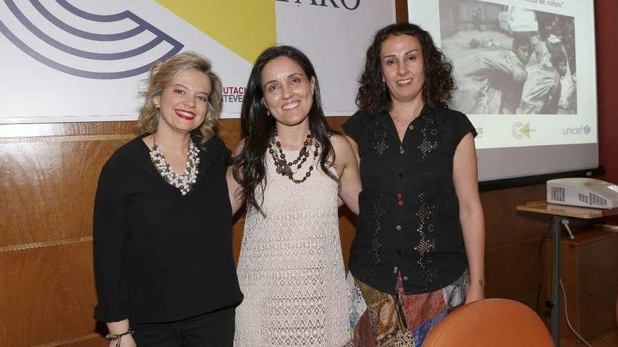 De izquierda a derecha, Diana Rodríguez, Vanesa Villa e Irene Marín, ayer. // Ricardo Grobas