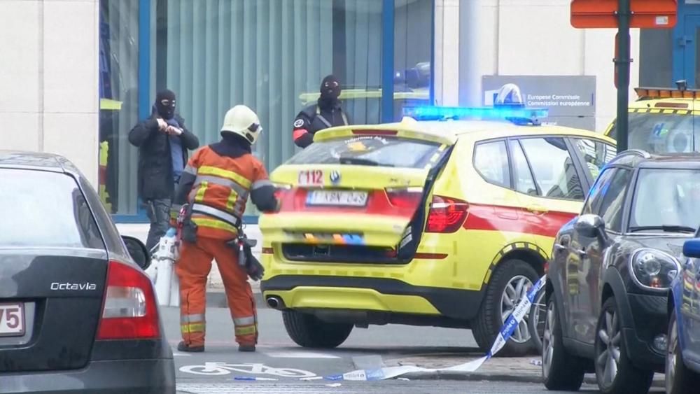 Personal de emergencia fuera de una estación de metro en Bruselas