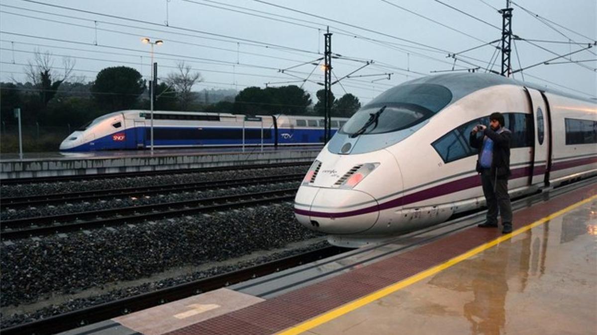 Un viajero toma una foto en la estación de alta velocidad de Figueres-Vilafant, el 9 de enero