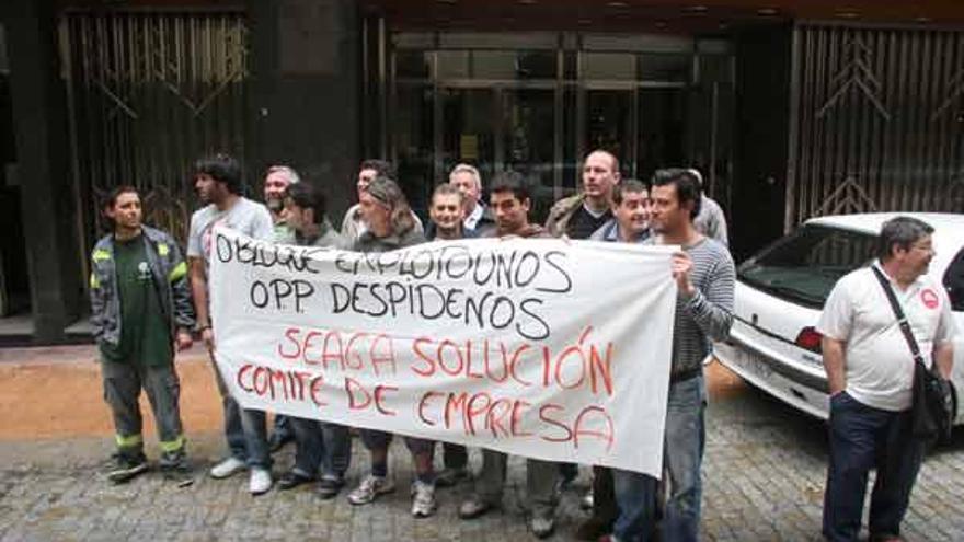Trabajadores de Seaga se concentran ante Medio Rural contra los despidos -  Faro de Vigo