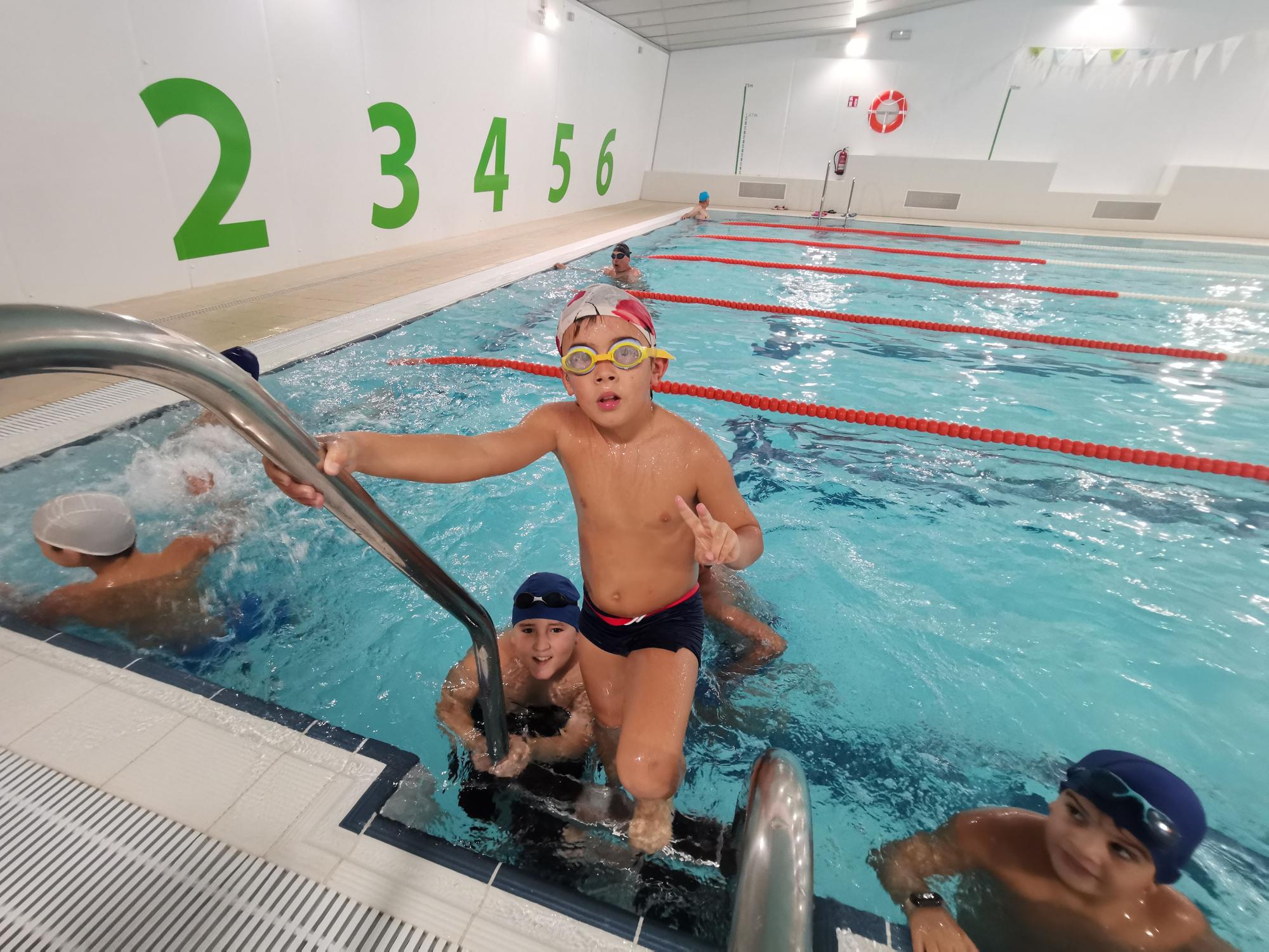 Inicio de los cursos de natación en la piscina de As Lagoas, en Bueu