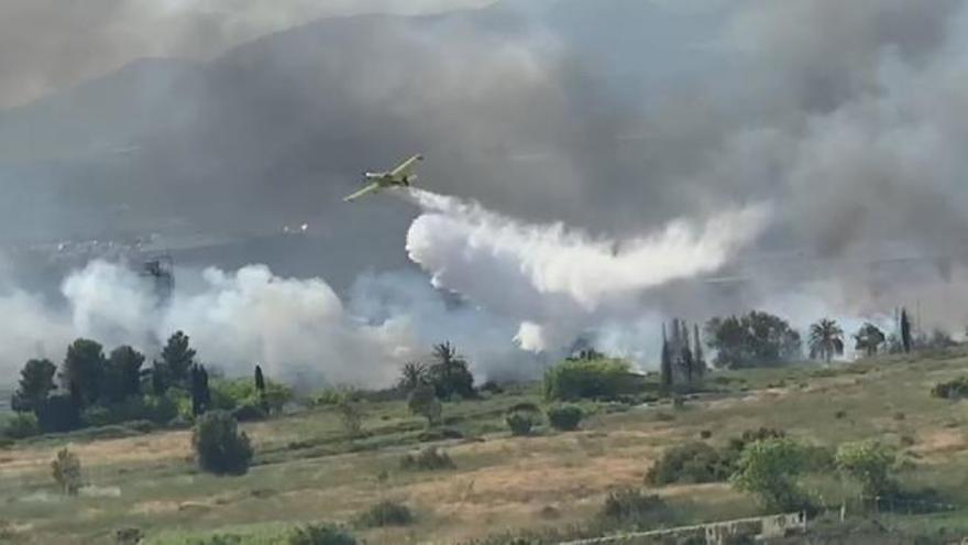 Medios aéreos intervienen para apagar un incendio en el término de El Puig