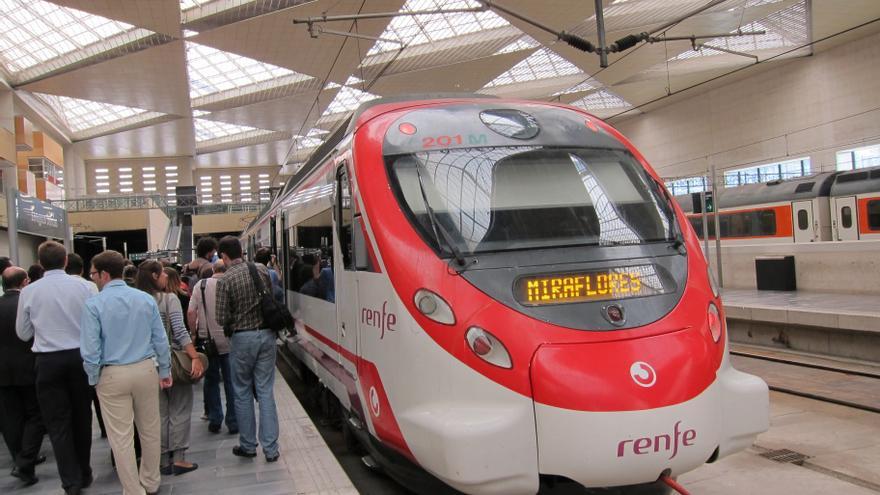 Un tren de Cercanías en la estación Delicias de Zaragoza.